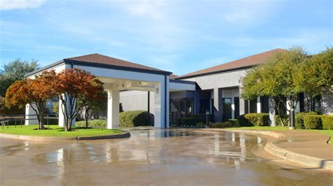 hotels near riverport amphitheater.